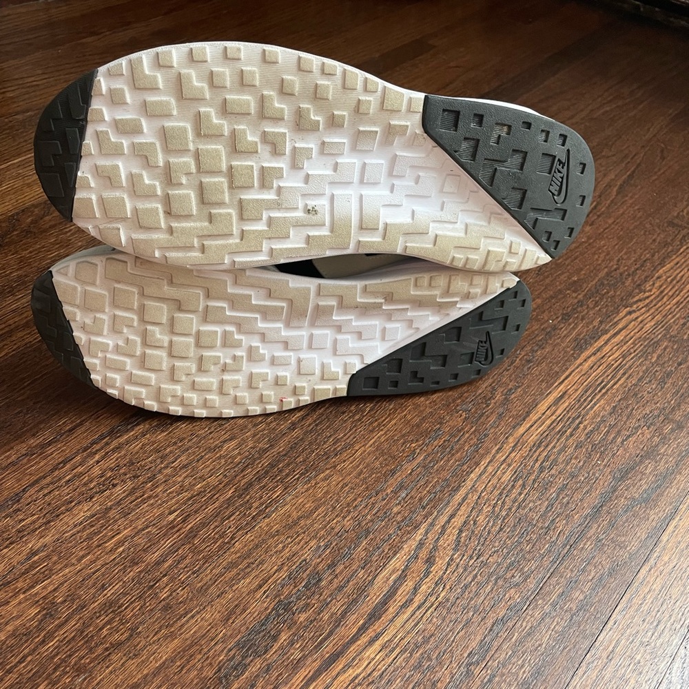Nike Casual Shoe *RARE FIND* - Picture 5 of 6